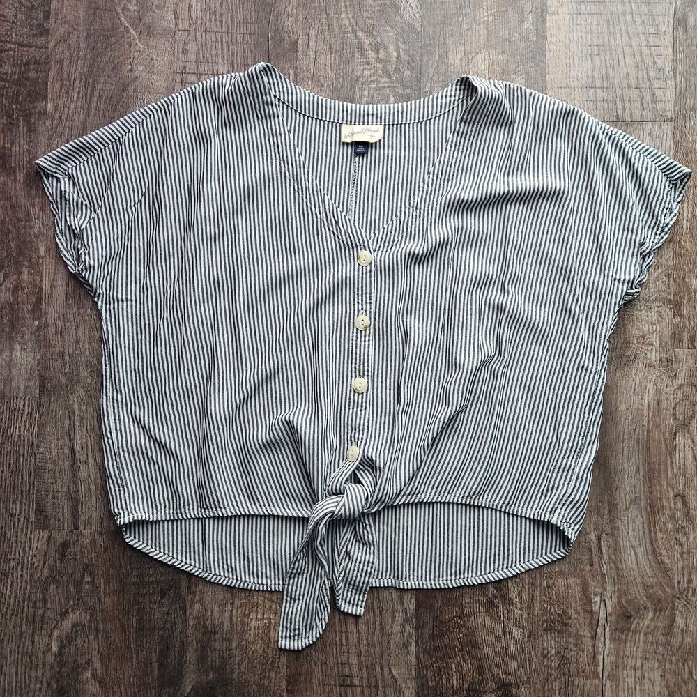 Universal Thread Stripe Tie Front Crop
